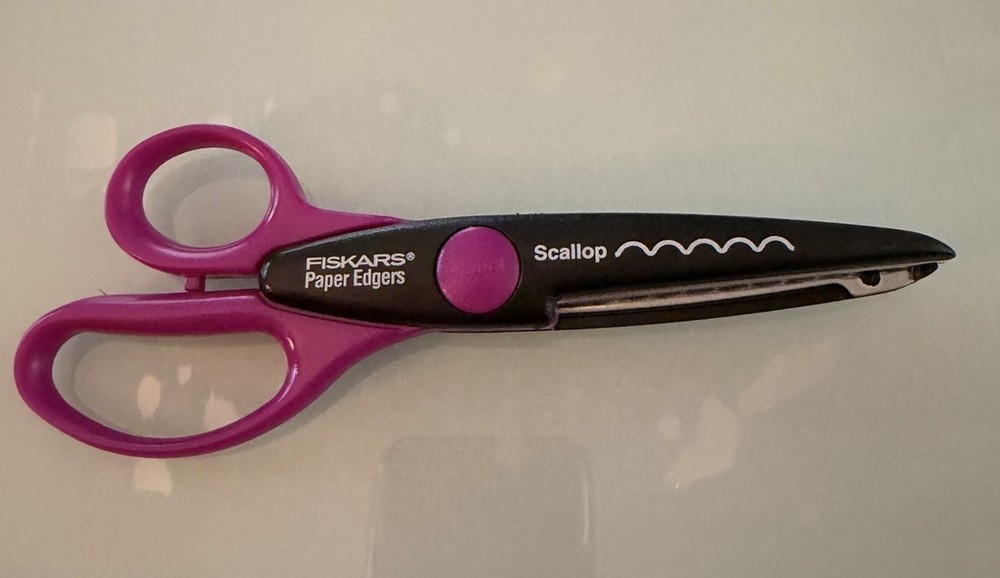 FISKARS Decorative Paper Edging Craft Scissors - Scallop Pattern