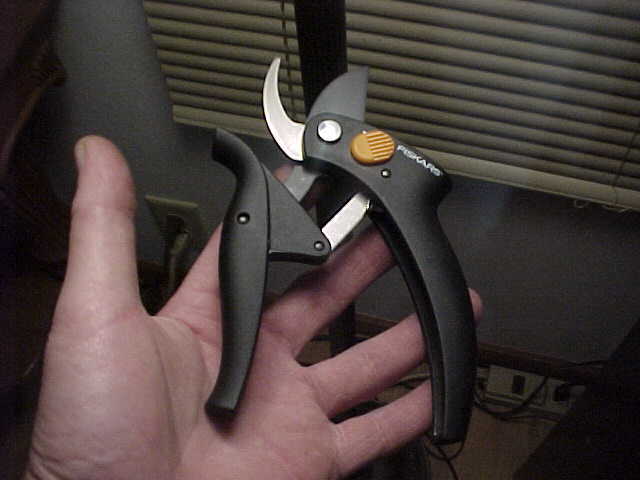 NOS Fiskars #9634 Bypass 25% More Power Easy Cutting Pruner Pruning Shears