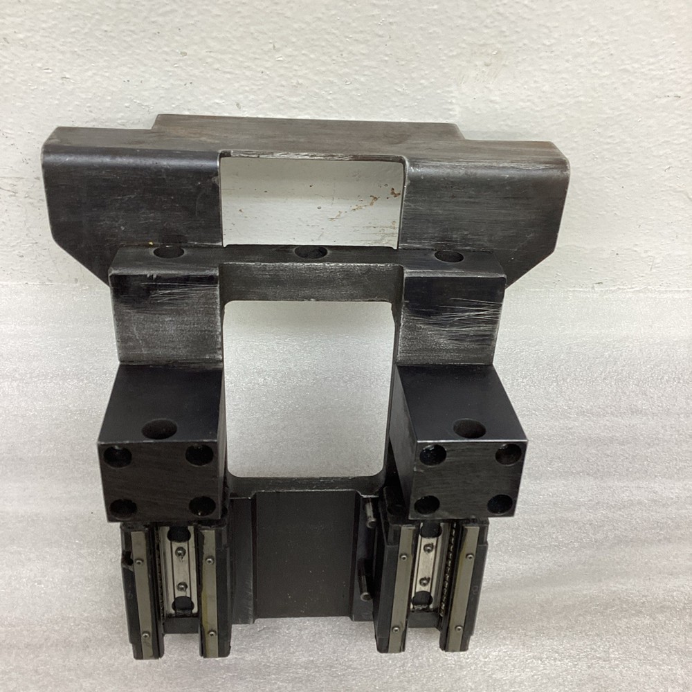 Self-centering vise for CNC machine