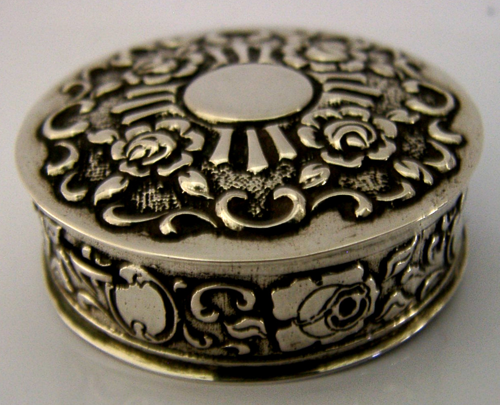 BEAUTIFUL SOLID SILVER ROSES PILL BOX c1950 26g
