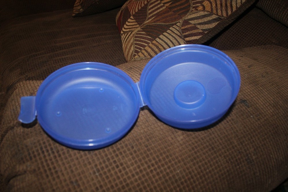 TUPPERWARE SANDWICH KEEPER BLUE ROUND
