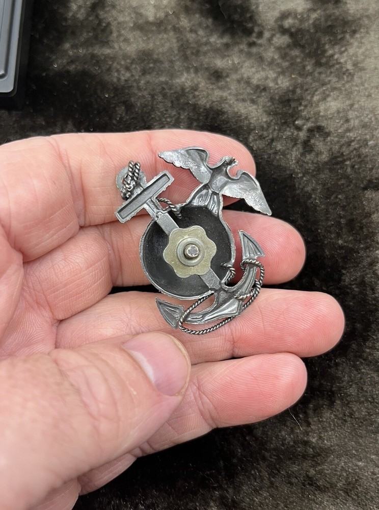 WWII STERLING USMC HAT CAP DEVICE