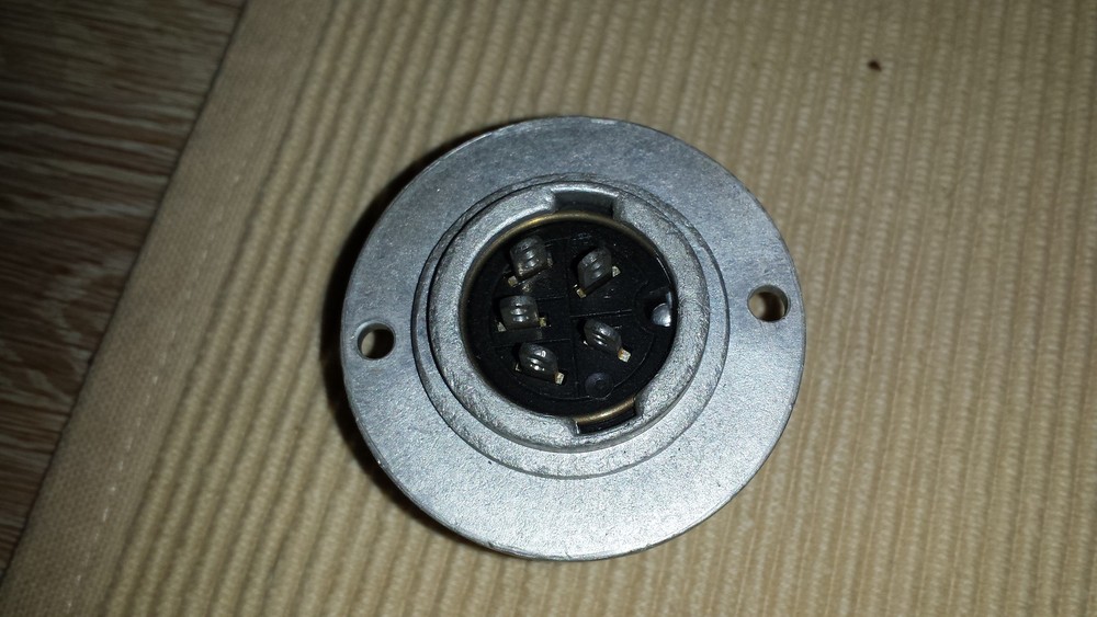 Set mit 2 Stk. seltene 5 PIN Einbaubuchse (Aufbau)