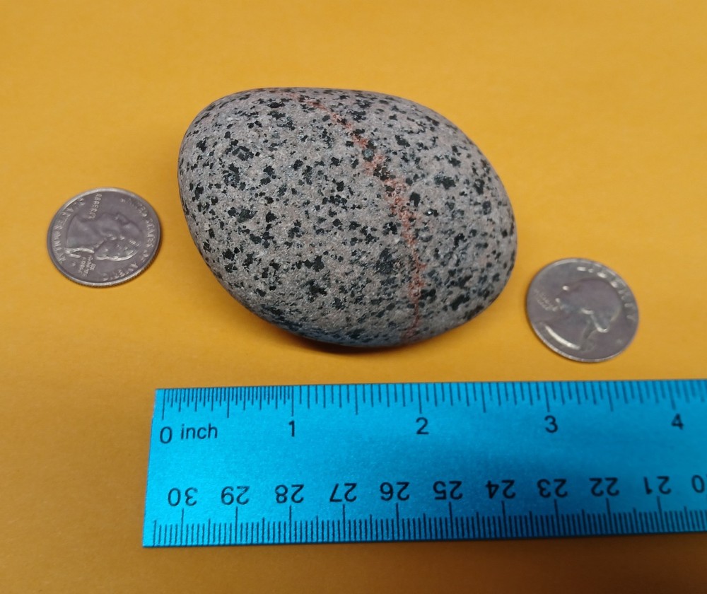 Fluorescent Sodalite ( Yooperlite ) 8 oz. A Beutiful Bright Yooperlite
