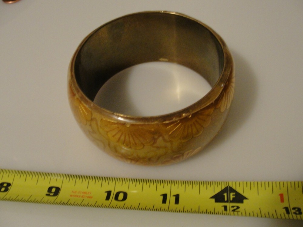 lucite gold fan pattern bangle bracelet 1 3/8" wide