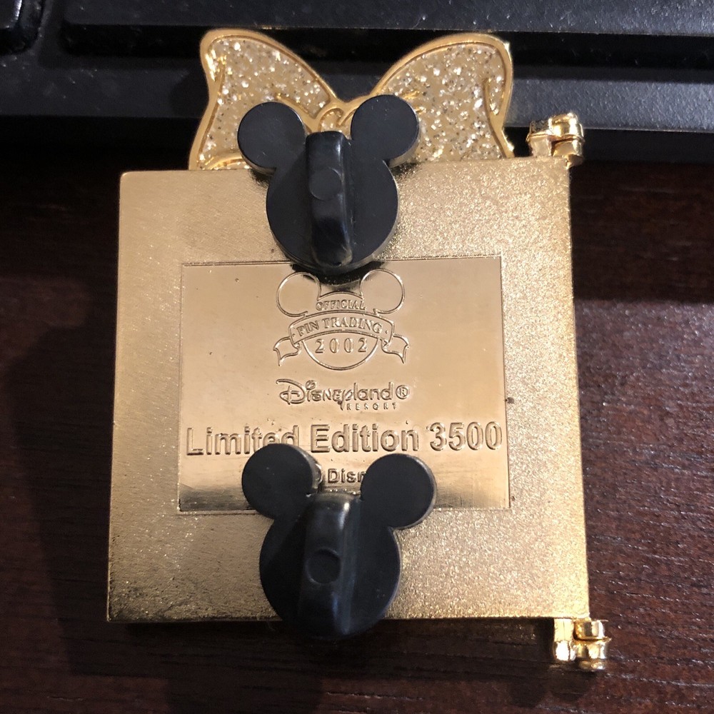 Disney DLR Happy Holidays 2002 Tinker Bell Present Hinged Pin