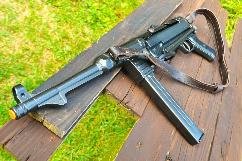 Non-Firing Denix Replica German MP40 Submachine Gun - Schmeisser - MP 40 - WWII