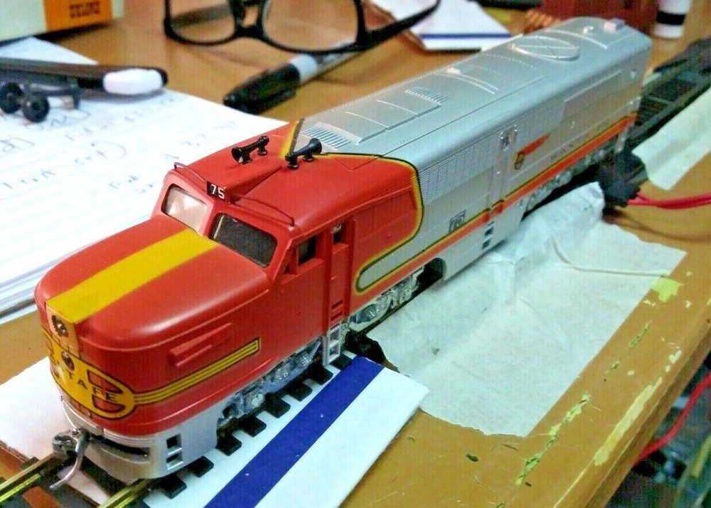 HO SCALE SANTA FE ENGINE with Kadee couplers lot #5