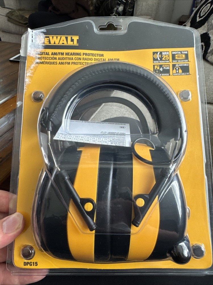 Dewalt Digital AM/FM Hearing Protector DPG15