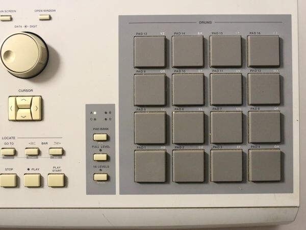 Akai MPC 2000 Center Studio Samplers Sequencers