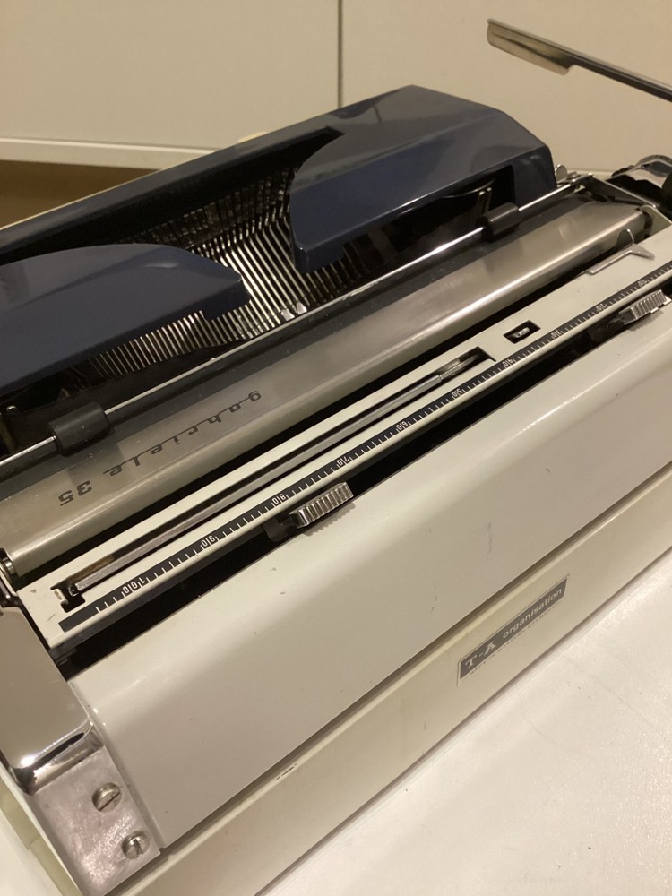 ADLER GABRIELE 35 TYPEWRITER. CURSIVE TYPEFACE. MADE IN GERMANY 1970.
