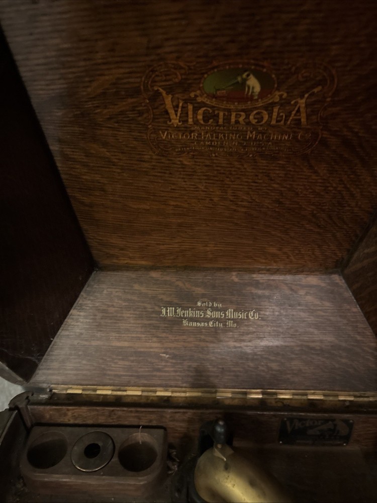 This Is A 1920s Victrola Tiger Oak Record Player. Not Working.