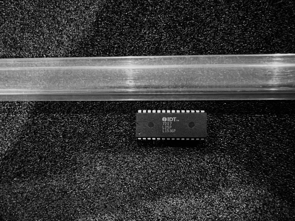 IDT7207L25P