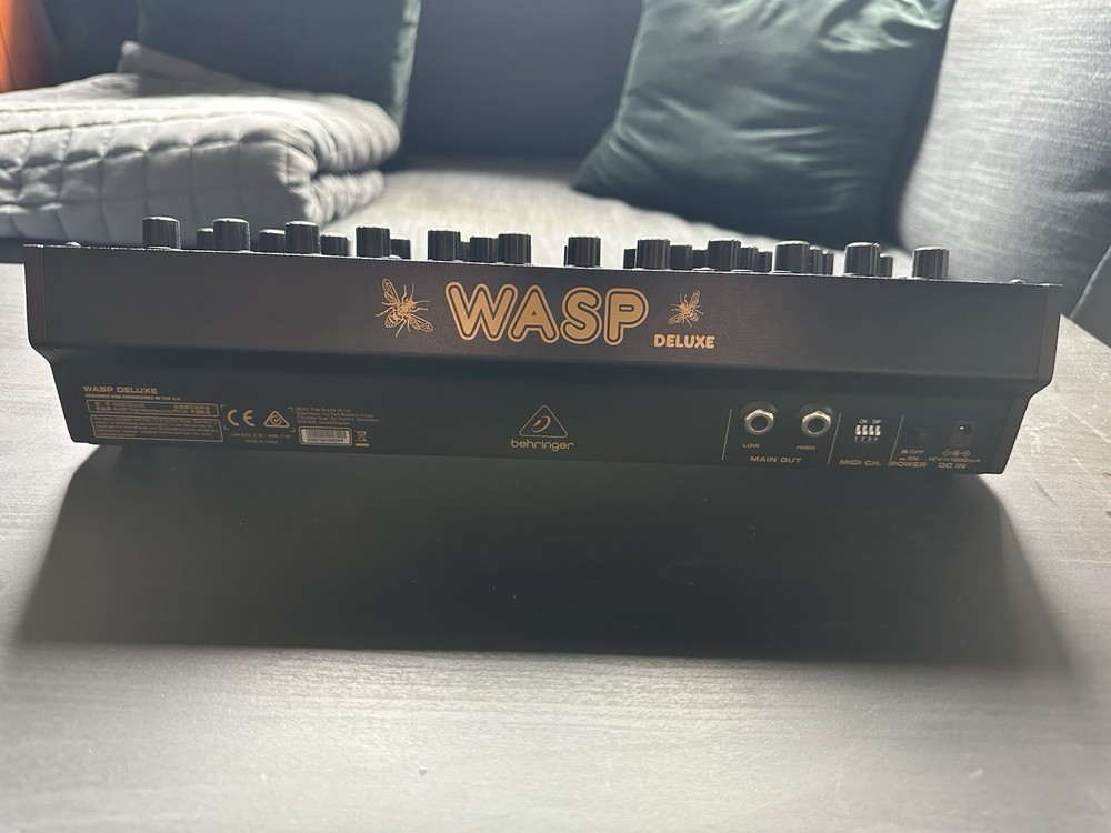 Behringer Wasp Deluxe