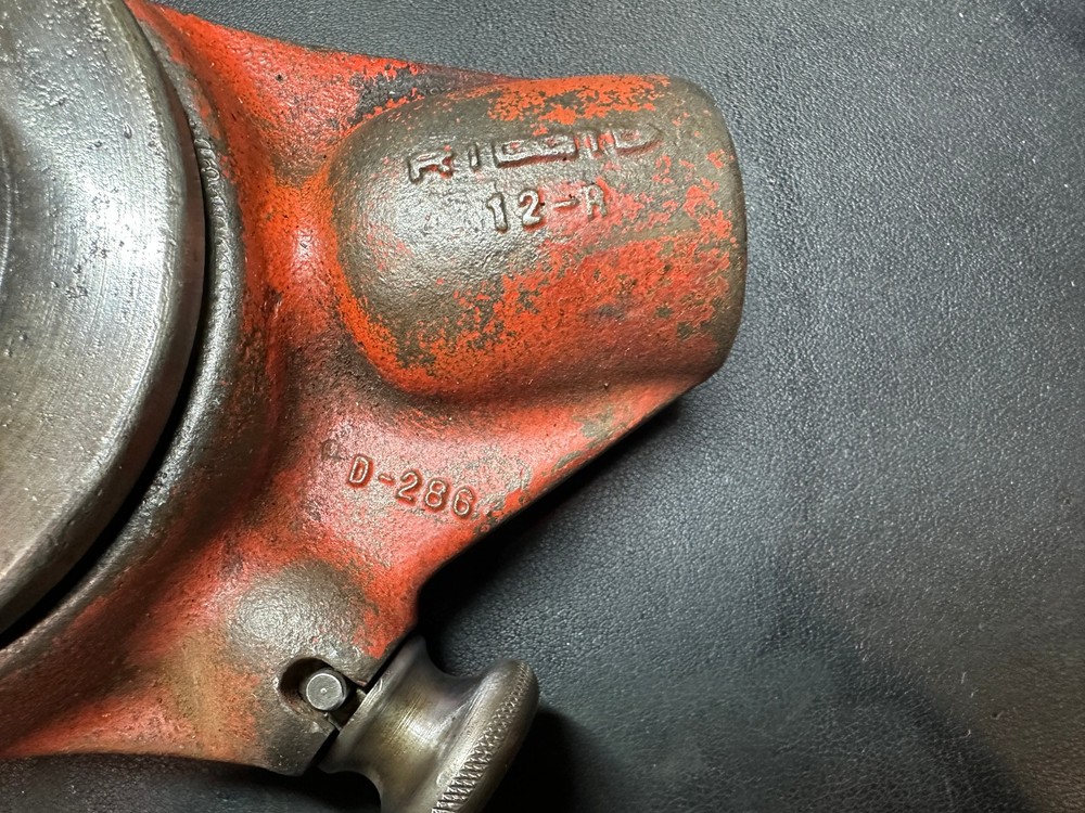 Ridgid 12-R Manual Ratcheting Pipe Threader Set With 1/2" Insert