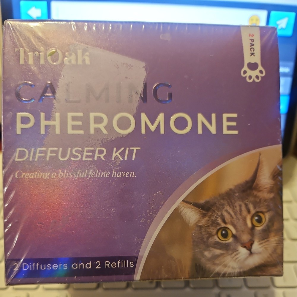 Cat Calming 2- Diffuser & 2- Refills: Pheromone for Cats, Light Purple