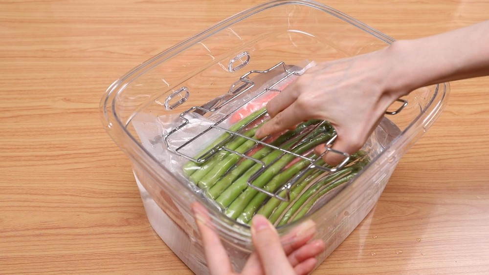 Versatile 12-Quart Sous Vide Container with Built-in Rack and Collapsible Hin