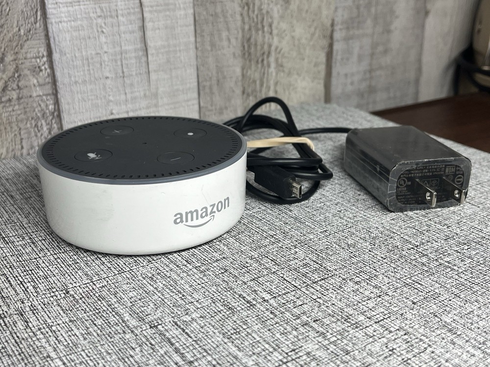 Amazon Echo Dot 2nd Gen Smart Speaker Chalk RS03QR W/ Ac Adapter