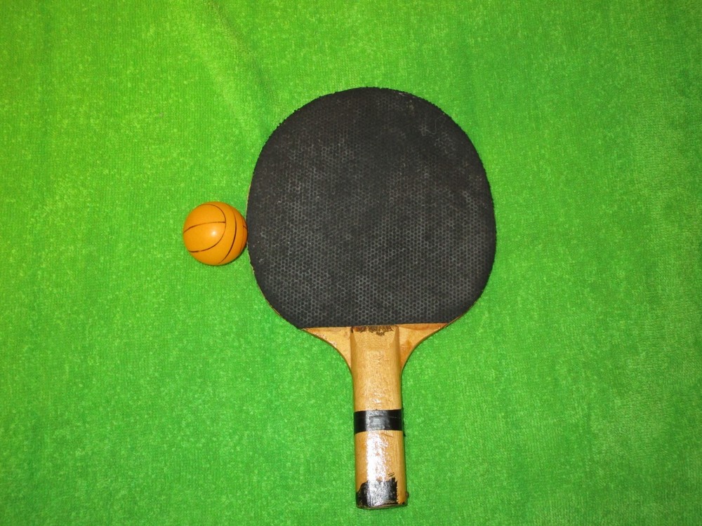 1 pingpong paddle with 1 pingpong ball