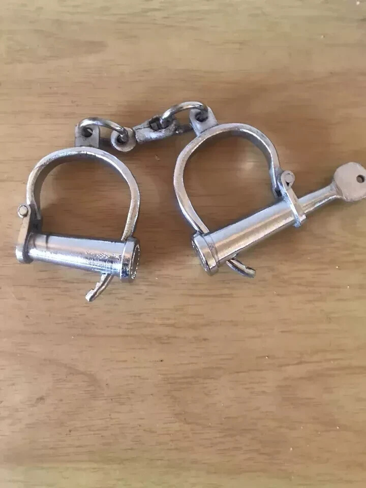 Cast -Iron Handcuffs Silver Working Bethlehem Handcuff With key
