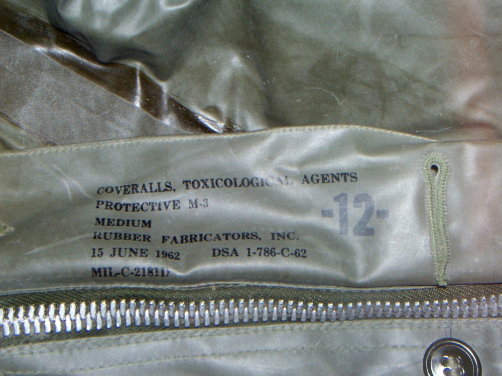 ROCKET FUEL HANDLER / TOXICOLOGICAL AGENT RUBBERIZED PROCTIVE COVERAL MEDIUM