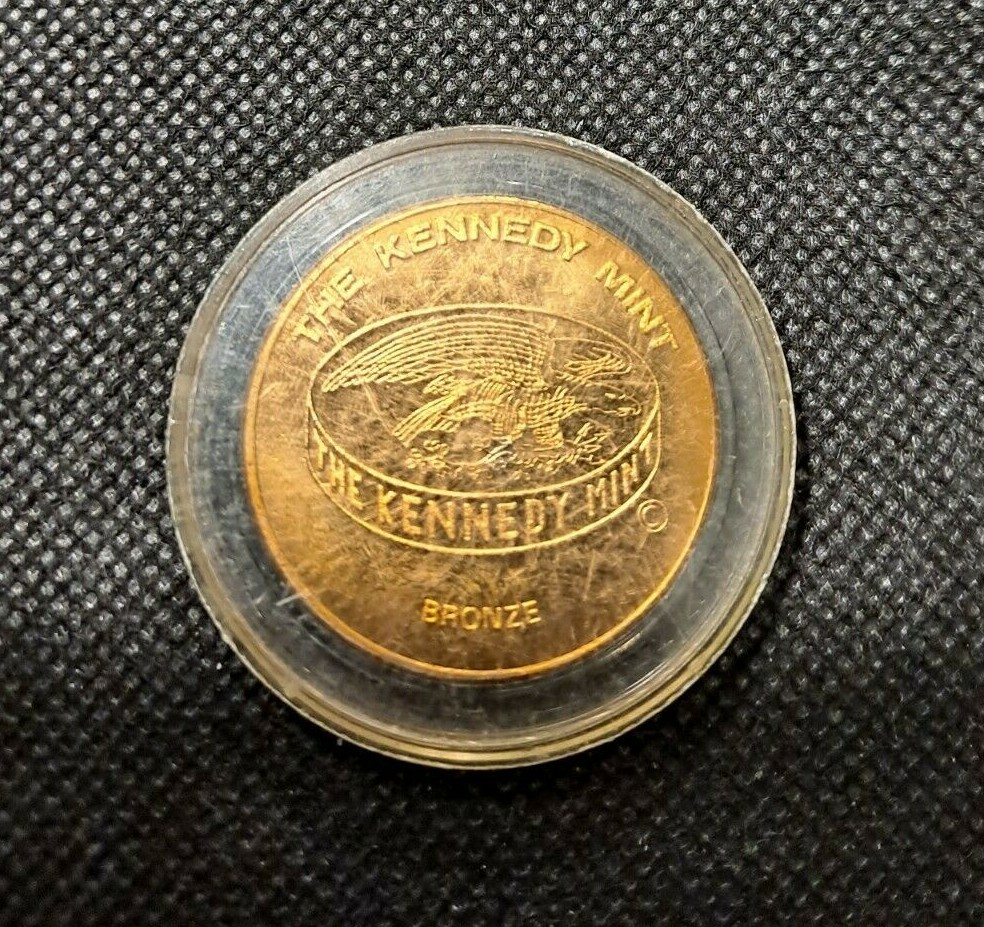 THE KENNNEDY MINT BROZE TOKEN!   e3983UXX
