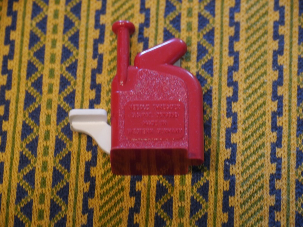 Vintage RED EINFADEL HEXE Plastic Automatic Needle Threader VERY GOOD CONDITION