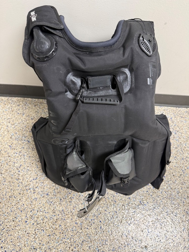 Aqualung Axiom i3 BCD Small. Tests Good