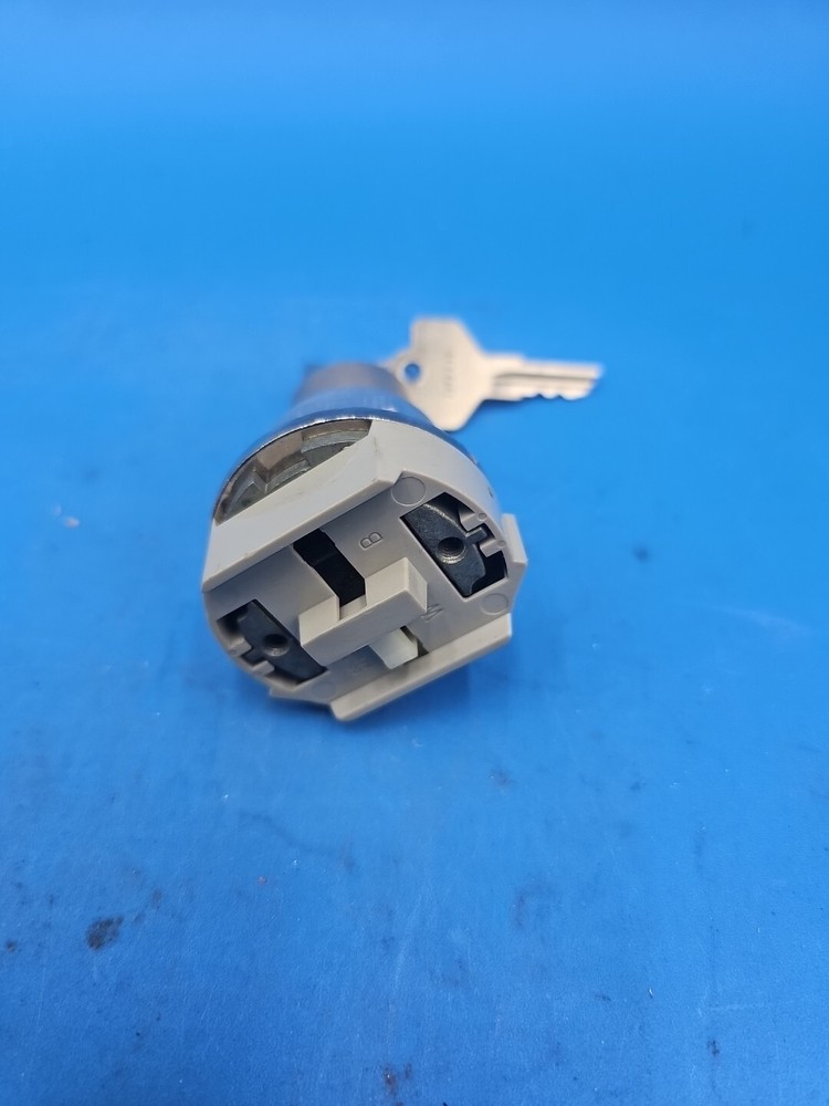 Allen Bradley 800T-H31 Keyed Selector Switch