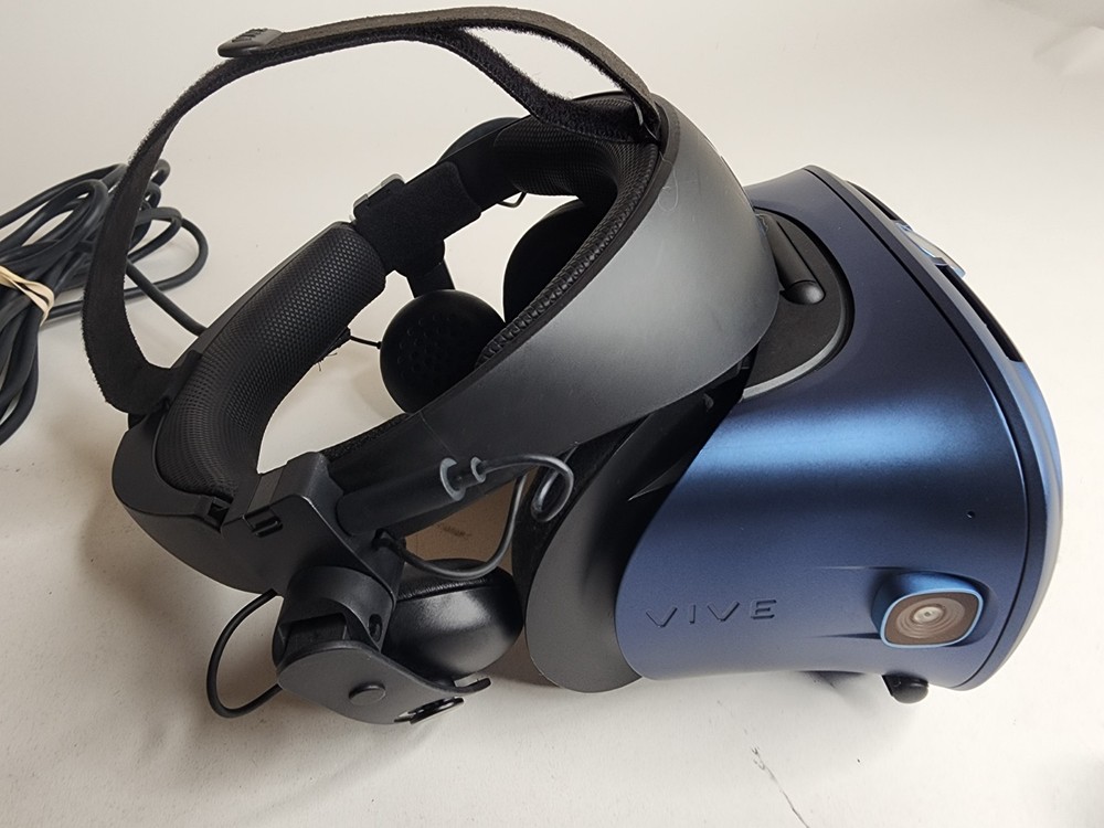 HTC Vive Cosmos Virtual Reality Gaming Headset + Controllers Complete Set