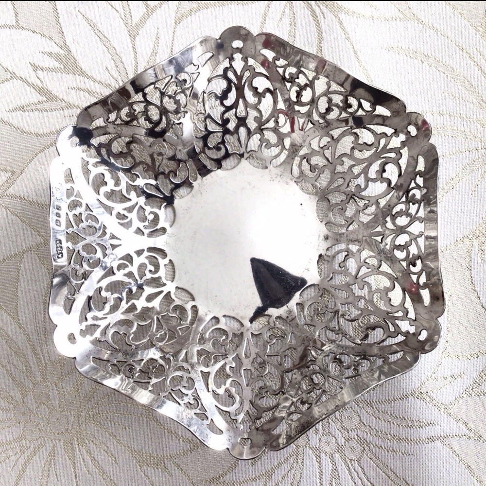1966 Solid Silver Scalloped Openwork Bowl - Hallmarked A Taite & Sons Ltd. 88g.