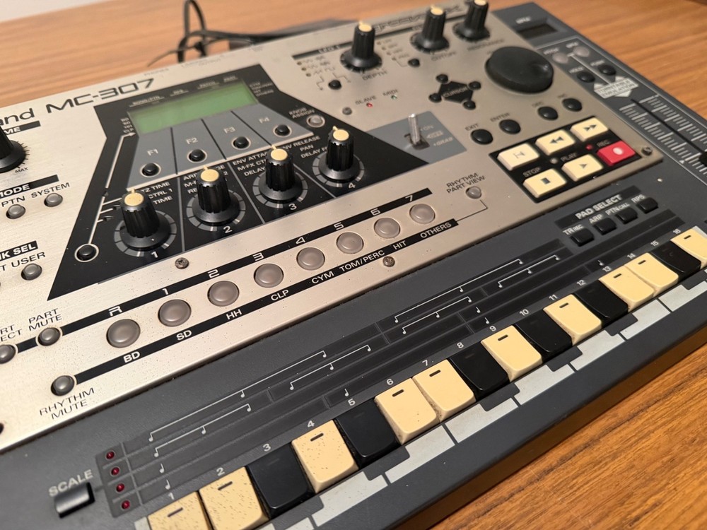 RARE Roland Drum Machine Mc-307 Groovebox Synth
