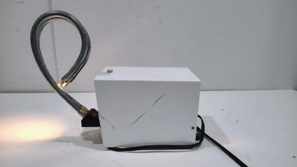 Fiber Optic Illuminator Lite Scope Cold Light Source Generates high-Intensity