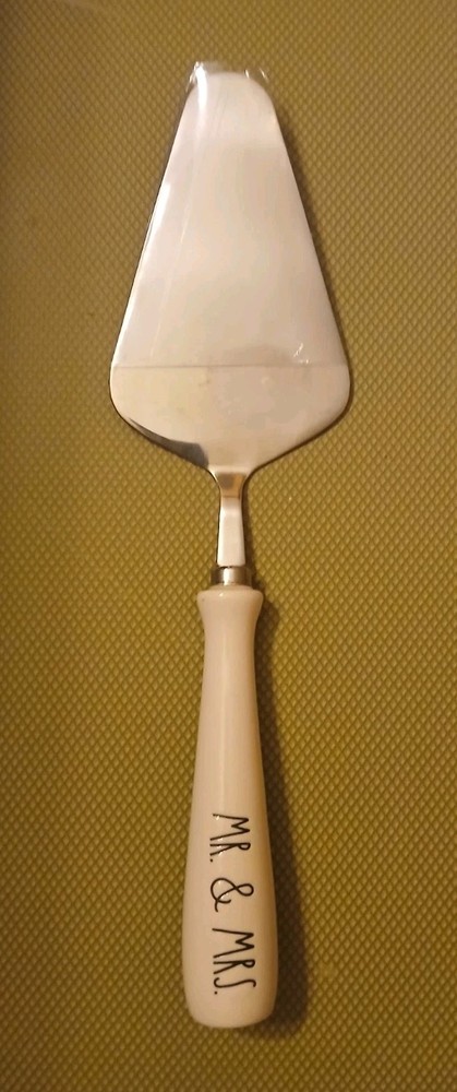 Ceramic handle cake server, Rae Dunn "MR. & MIS."
