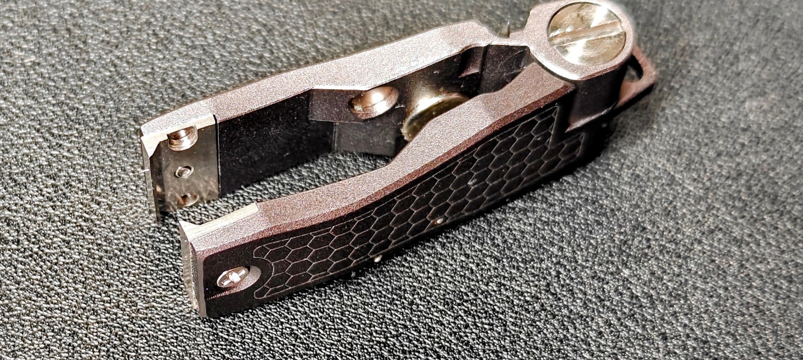 Magnetic Nippers: Hook Threader, Eye Cleaner, Machined Aluminum