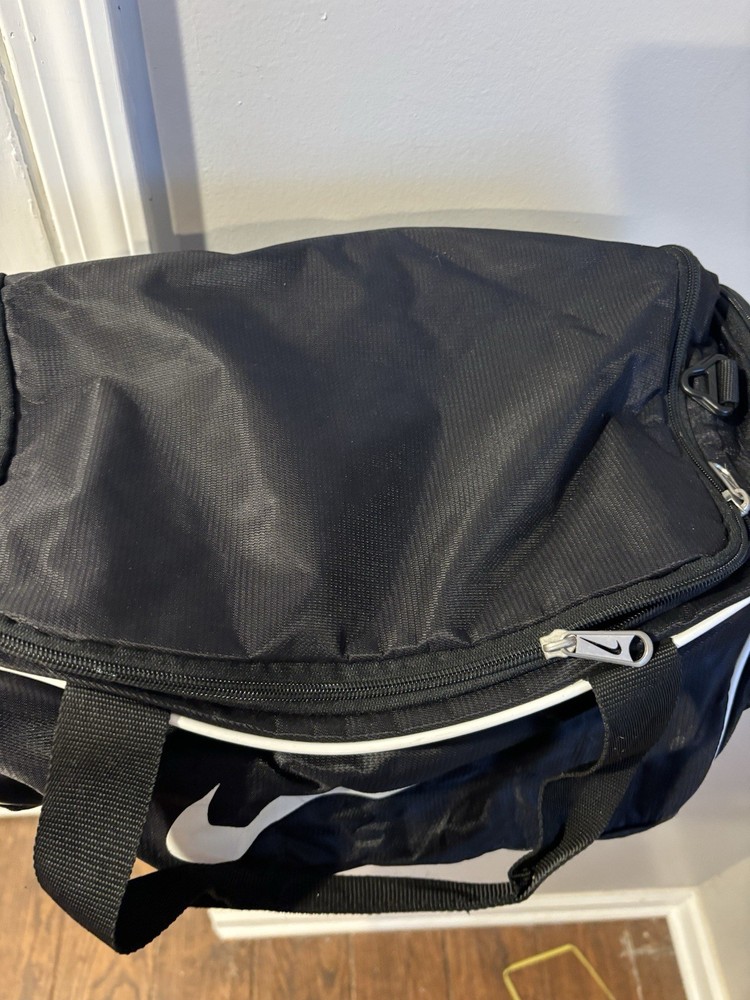 Nike Medium Black & White Grip Gym Bag Zip Closure Polyester Adjustable Strap L…