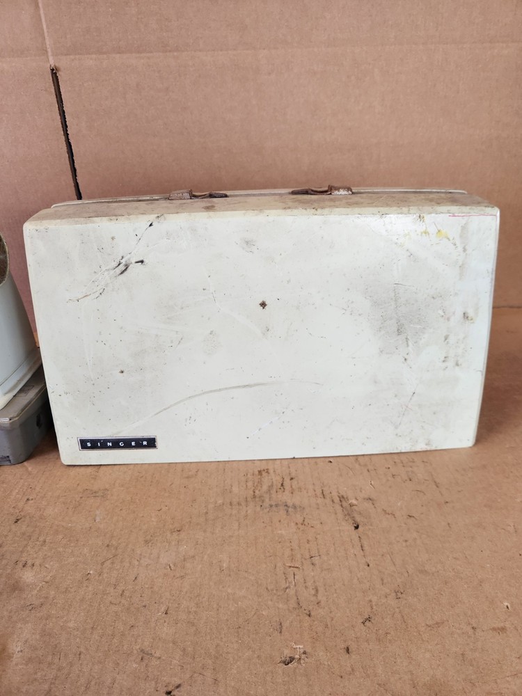 VINTAGE SINGER TOUCH & SEW SEWING MACHINE MODEL 600E