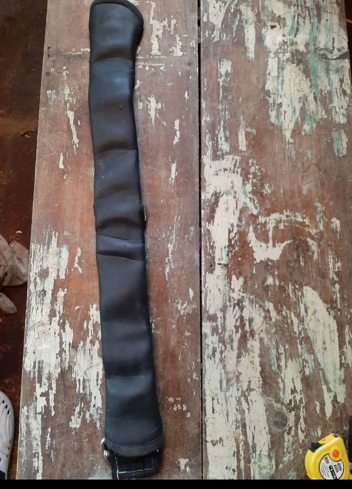 Black rubber cushioned girth strap