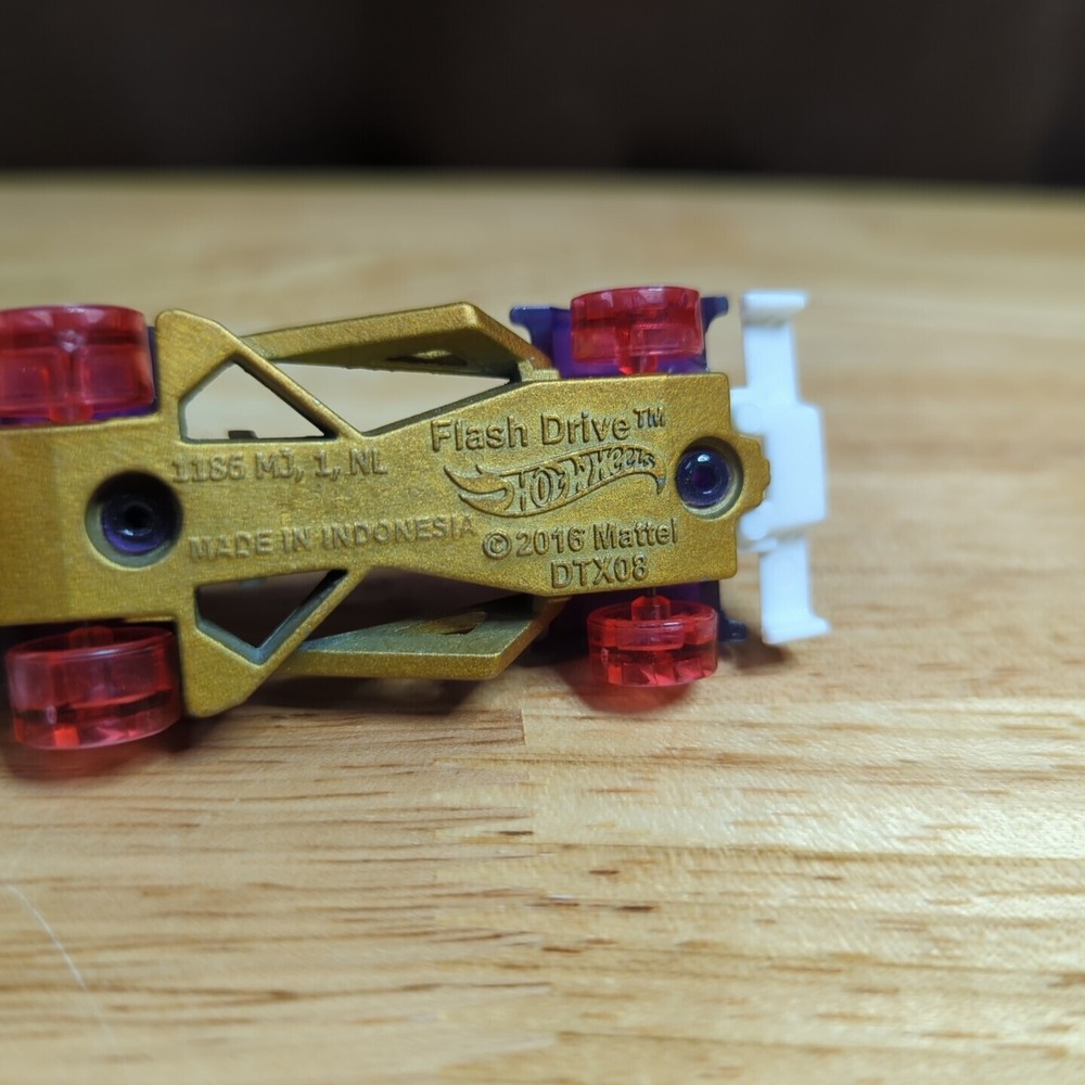 2016 Hot Wheels Flash Drive Purple & White