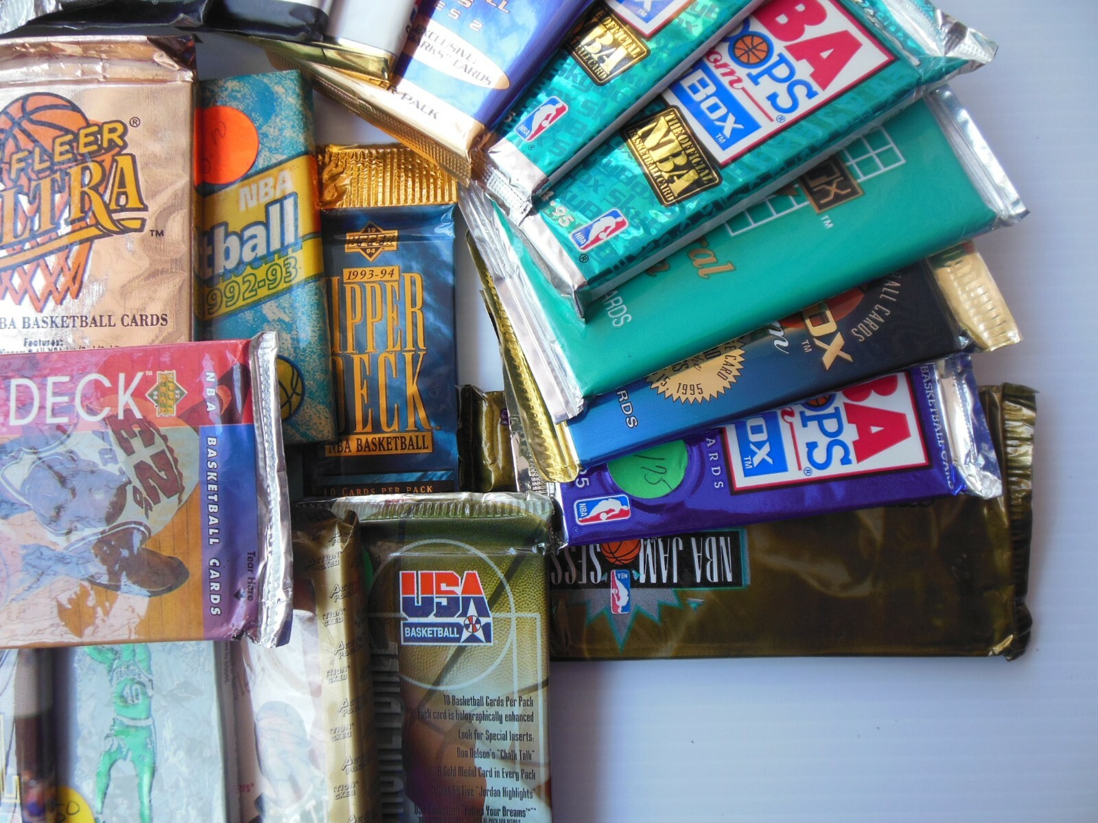 LOT OF OLD UNOPENED BASKETBALL CARDS PACKS (Michael Jordan + Many RC's ?)