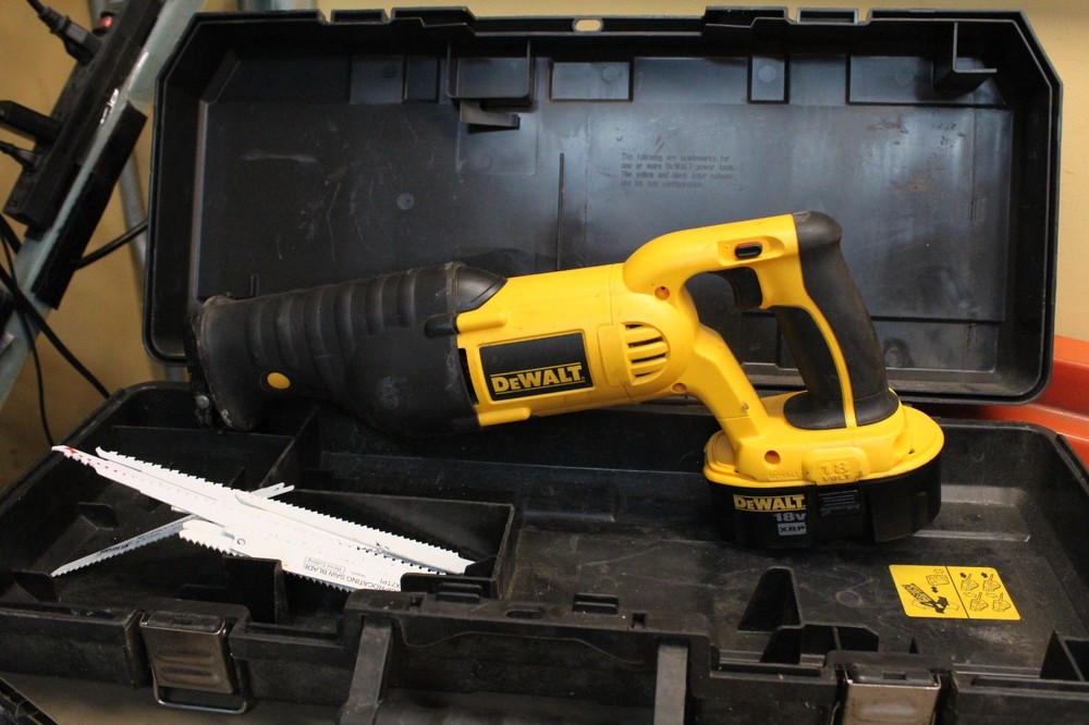 DeWalt DC385 18V Cordless Reciprocating Saw UNTESTED