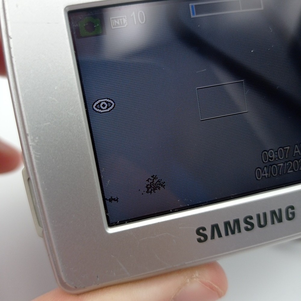 Samsung Digimax D75 7.2MP Compact Digital Camera Silver - Powers Off Randomly