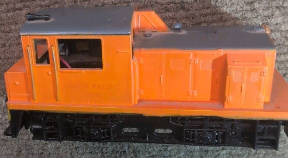 HO Scale Train Engine - Union Pacific 720 Switcher-tested runs