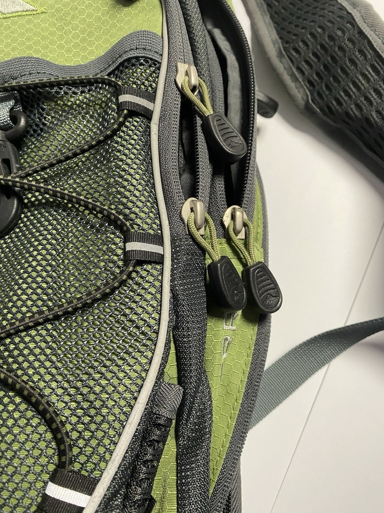 High Sierra Hydration Backpack Green Mesh Back
