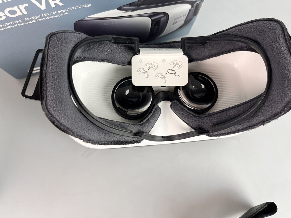 New - Samsung Gear VR powered by Oculus