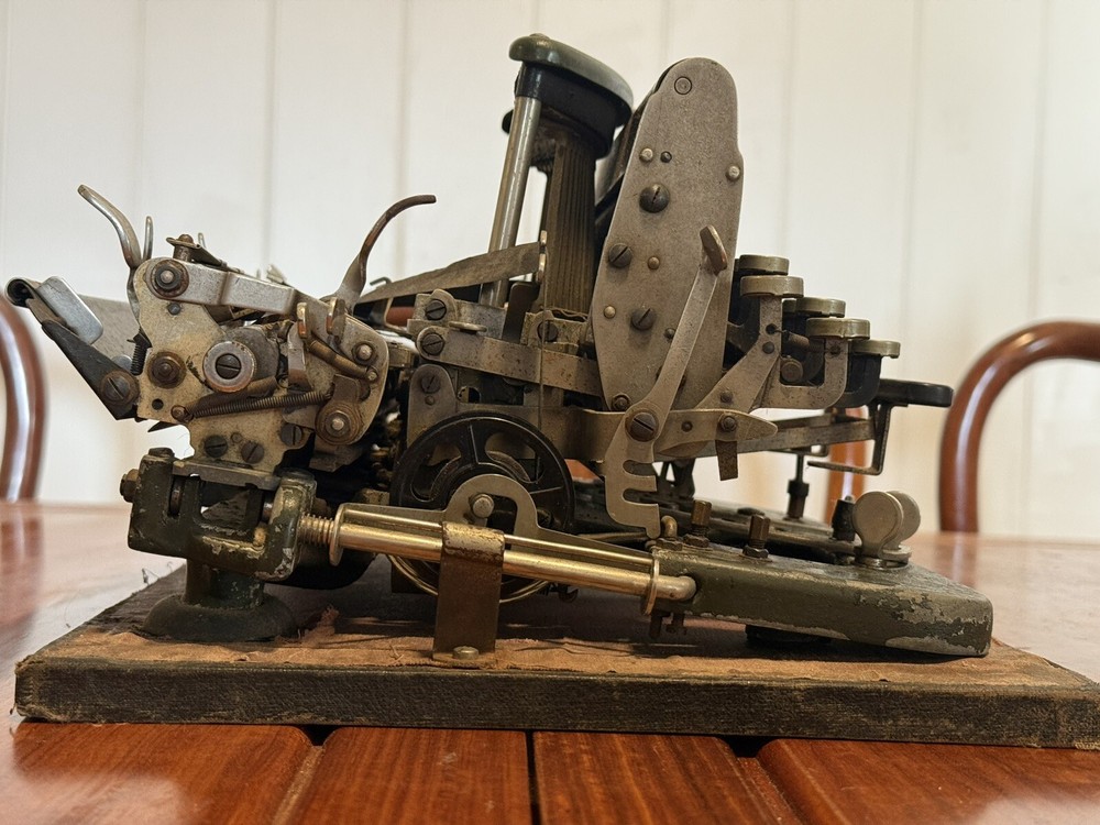 Rare ANTIQUE Imperial Model D Typewriter