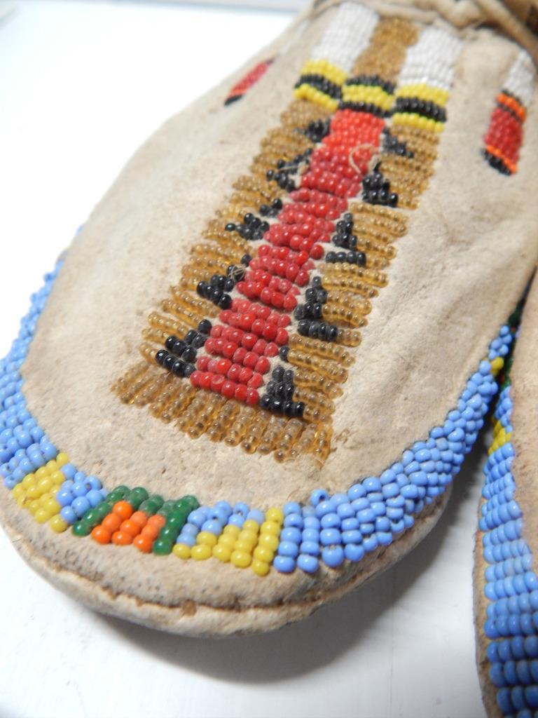 ANTIQUE / VINTAGE ARAPAHO INDIAN BEADED BRAIN TANNED MOCCASINS