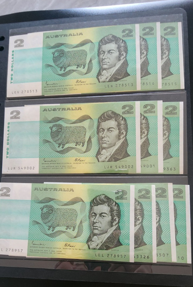 AUSTRALIAN TWO DOLLAR NOTES (10 PIECES) UNC, 2 AND 3 CONSECUTIVE SERIAL NUMBERS