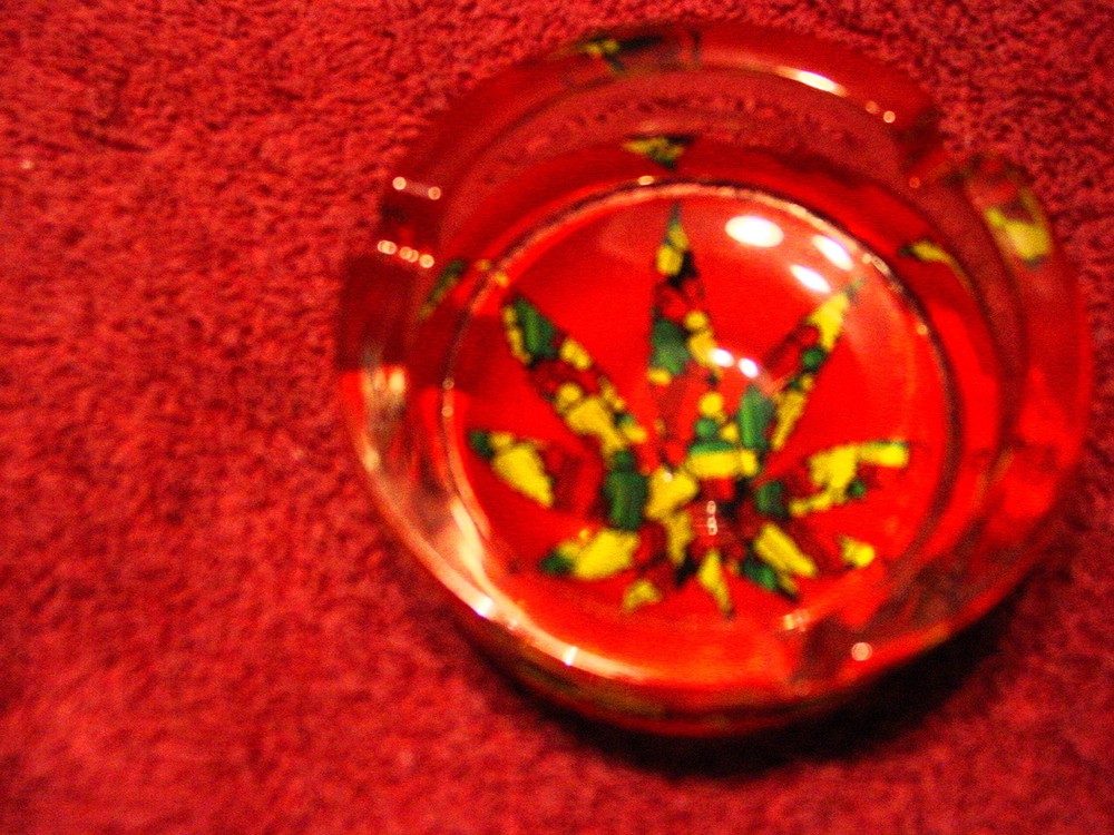TYE DYE LEAF CIGARETTE ASHTRAY ( LARGE )