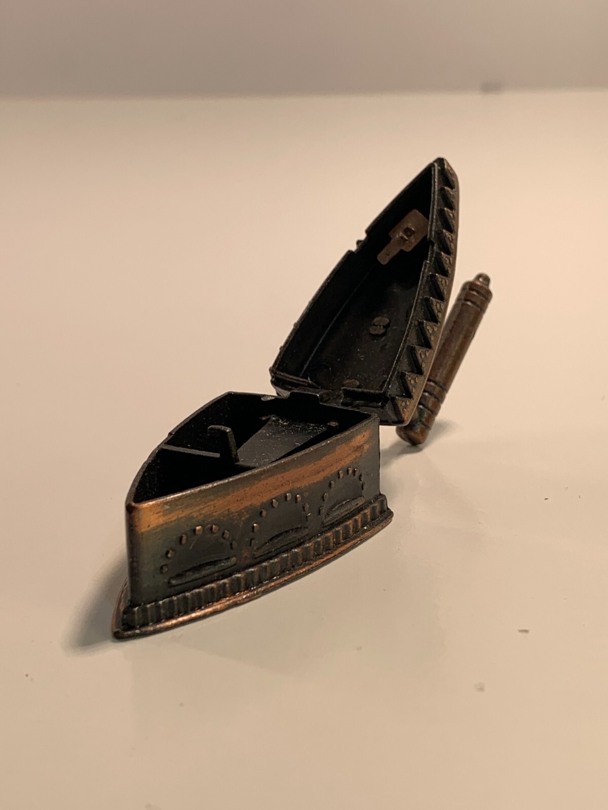 Vintage Die-Cast Pencil Sharpener Antique Style Clothes Iron PSD1